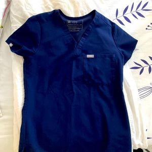 Catarina one pocket scrub top
Zamora joggers
Kade cargo